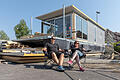 Kleine Pause auf der Baustelle: André Weikinger baut derzeit mit seiner Frau Silke Hummel im Neuen Hafen in Würzburg einen 'Living-Katamaran'. Foto: Patty Varasano