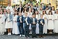 Die stolzen 28 Kommunionkinder aus Volkach, Astheim, Eichfeld, Escherndorf und Fahr versammelten sich vor ihrem Einzug in die Kirche vor dem Osterbrunnen auf dem Volkacher Marktplatz.