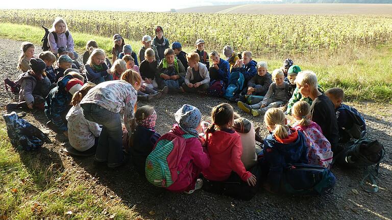 Alle Kinder lauschten gespannt der Bilderbuchgeschichte und erhielten damit den Arbeitsauftrag für ihre künstlerische Aufgabe. Alle Kinder lauschten gespannt der Bilderbuchgeschichte und erhielten damit den Arbeitsauftrag für ihre künstlerische Aufgabe.