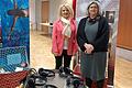 Landrätin Tamara Bischof, hier mit der zweiten Konrektorin Alexandra Basel, eröffnete die Wanderausstellung in der Staatlichen Realschule.