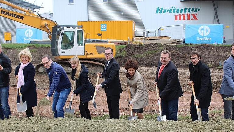 Spatenstich für die erneute Erweiterung bei der Firma Kräuter Mix in Abtswind: (von links) Erwin Finkenzeller, Landrätin Tamara Bischof, Christoph Mix, Architektin Marlene Plannasch, Bernhard Mix, Silke Wurlitzer, die Bürgermeister Werner Knaier und Jürgen Schulz, sowie Heiko Schmidt von der Baufirma. Spatenstich für die erneute Erweiterung bei der Firma Kräuter Mix in Abtswind: (von links) Erwin Finkenzeller, Landrätin Tamara Bischof, Christoph Mix, Architektin Marlene Plannasch, Bernhard Mix, Silke Wurlitzer, die Bürgermeister Werner Knaier und Jürgen Schulz, sowie Heiko Schmidt von der Baufirma.