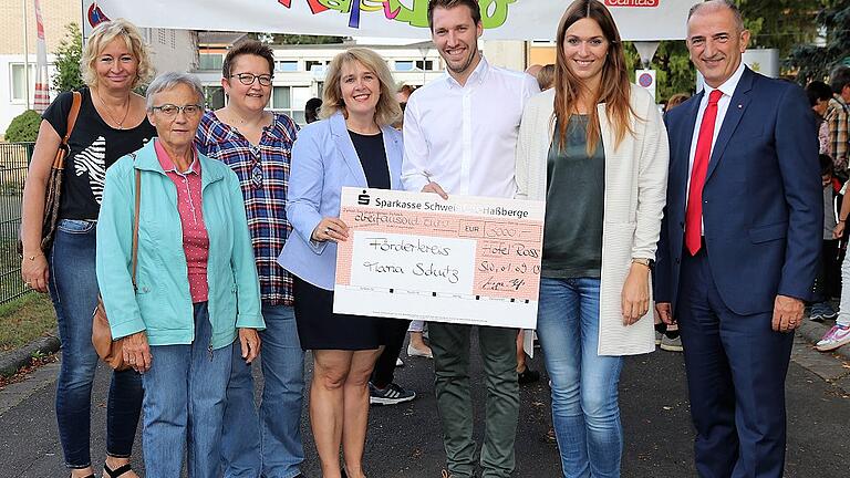 Freude über einen Spendenscheck im Wert von 3000 Euro. Im Bild, von links: die Förderkreis-Mitglieder Doris Mack, Rita Huber, Stefanie Kimmel, Martina Gießübel, Julius Süß, Franziska Fröhling und Roberto Nernosi. Freude über einen Spendenscheck im Wert von 3000 Euro. Im Bild, von links: die Förderkreis-Mitglieder Doris Mack, Rita Huber, Stefanie Kimmel, Martina Gießübel, Julius Süß, Franziska Fröhling und Roberto Nernosi.