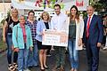 Freude über einen Spendenscheck im Wert von 3000 Euro. Im Bild, von links: die Förderkreis-Mitglieder Doris Mack, Rita Huber, Stefanie Kimmel, Martina Gießübel, Julius Süß, Franziska Fröhling und Roberto Nernosi.