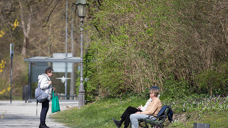 Das Coronavirus hat das öffentliche Leben der Menschen weiterhin auch in Mainfranken fest im Griff. Die Bilder zeigen einen kleinen Eindruck vom Samstag (28.03.20).

Eine kurze Pause ist erlaubt, längeres Sitzen auf Parkbänken hingegen ist nicht gestattet.
