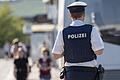 Auf Streife: Ein Polizist bei einem Präsenzeinsatz in Würzburg.