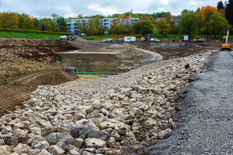 Direkt am Eingang zum Abflussstollen (Bildmitte links) wird ein neues Abflussbauwerk aus Stahlbeton gebaut. Direkt am Eingang zum Abflussstollen (Bildmitte links) wird ein neues Abflussbauwerk aus Stahlbeton gebaut.