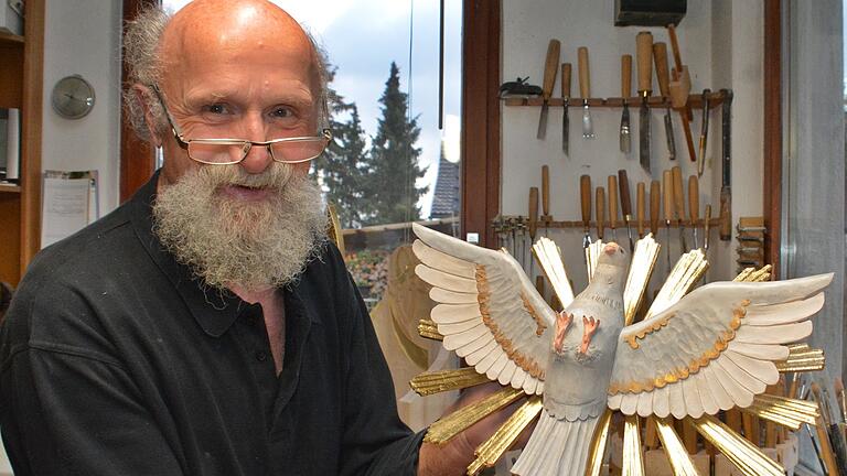 So kannte man Dieter Robert Frank, wenn er in seiner Werkstatt an einem neuen Kunstwerk arbeitete. Hier mit der Heilig Geist Taube für die Klosterkirche Bad Königshofen