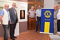Für die neue Dauerausstellung mit dem Statuen-Menhir aus Gallmersgarten benötigt der Heimat- und Museumsverein noch viel Geld. Deshalb war die Freude über die hohe Spende des Lions Clubs groß. Das Bild zeigt (von links) Walter Gebert, Rainer Korder, Ernst Gebert, Marc Schubart, Otto Streng und Dieter Gräf.