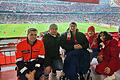 Der Herzenswunsch-Krankenwagen der Malteser erfüllte am vergangenen Samstag einem eingefleischten Fan des FC Bayern München und schwerkranken Bewohner des Juliusspital-Hospiz gemeinsam mit dessen beiden Söhnen einen Besuch in der Allianz-Arena. Malteser-Helfer Felix Lother (links) und Sibylla Baumann, Leiterin des Hospiz des Juliusspital Würzburg (rechts), begleiteten ihn.