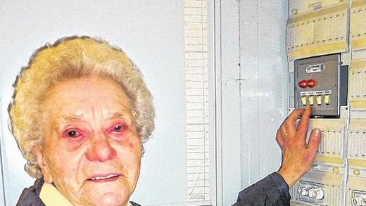 Glückwunsch: Maria Klein in Klingen, die am Montag 80 Jahre alt wird, bringt jeweils am Samstag um 15 Uhr per Hand die Glocken zum Klingen. Glückwunsch: Maria Klein in Klingen, die am Montag 80 Jahre alt wird, bringt jeweils am Samstag um 15 Uhr per Hand die Glocken zum Klingen.