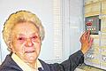 Glückwunsch: Maria Klein in Klingen, die am Montag 80 Jahre alt wird, bringt jeweils am Samstag um 15 Uhr per Hand die Glocken zum Klingen.