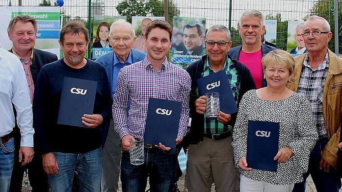Die Geehrten mit den Gratulanten (von links): Vorsitzender Sebastian Schilling, Staatssekretär Gerhard Eck, Winfried Löhr, Albert Meyer, Sven Schnös, Manfred Stephan, Schirmherr MdL Steffen Vogel, Petra Schilling, Berthold Fuchs und Bezirksrat Thomas Habermann.