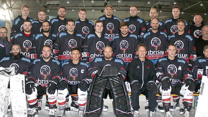 Schaffen die „Hawks“ erneut den Einzug in die Aufstiegsrunde? Und gelingt diesmal sogar der Aufstieg in die Bayernliga? Auf den Start am Sonntagnachmittag beim ESV Waldkirchen freuen sich (jeweils von links, hintere Reihe): Lukas Kratschmer, Lucas-Andreas Thebus, Georg Lang, Michael Stach, Manuel Kurz, Jan Trübenekr, Jakub Sramek, Kilian Hümmer und Betreuer Thorsten Malchus. Mitte: Sportvorstand Andreas Kurz, Betreuer Bernd Keller, Fabian Vollert, Max Hildenbrand, Daniel Hora, Pascal Marx, Max Zösch, Marco Hildenbrand, David Franek und Betreuer Thomas Heinisch. Vordere Reihe: Jens Dietz, Philipp Bates, Kapitän Christian Dietrich, Martin Hildenbrand, Trainer Martin Reichert, Michael Breyer und Timo Jung. Es fehlen Michal Babkovic, Stefan Ankenbrand, Ilja Kinereisch, Alexander Stahl sowie Frederic Rambacher. Schaffen die „Hawks“ erneut den Einzug in die Aufstiegsrunde? Und gelingt diesmal sogar der Aufstieg in die Bayernliga? Auf den Start am Sonntagnachmittag beim ESV Waldkirchen freuen sich (jeweils von links, hintere Reihe): Lukas Kratschmer, Lucas-Andreas Thebus, Georg Lang, Michael Stach, Manuel Kurz, Jan Trübenekr, Jakub Sramek, Kilian Hümmer und Betreuer Thorsten Malchus. Mitte: Sportvorstand Andreas Kurz, Betreuer Bernd Keller, Fabian Vollert, Max Hildenbrand, Daniel Hora, Pascal Marx, Max Zösch, Marco Hildenbrand, David Franek und Betreuer Thomas Heinisch. Vordere Reihe: Jens Dietz, Philipp Bates, Kapitän Christian Dietrich, Martin Hildenbrand, Trainer Martin Reichert, Michael Breyer und Timo Jung. Es fehlen Michal Babkovic, Stefan Ankenbrand, Ilja Kinereisch, Alexander Stahl sowie Frederic Rambacher.