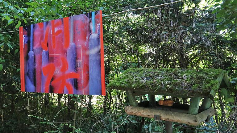 Die in Katharina Schwerds Open-Air-Galerie ausgestellten Kunstwerke ließen in vielen Winkeln und Nischen von sattem Grün umgeben eine reizvolle, lebendige Atmosphäre entstehen, die zum Verweilen einlud und unerwartete Entdeckungen und Begegnungen ermöglichte. Die in Katharina Schwerds Open-Air-Galerie ausgestellten Kunstwerke ließen in vielen Winkeln und Nischen von sattem Grün umgeben eine reizvolle, lebendige Atmosphäre entstehen, die zum Verweilen einlud und unerwartete Entdeckungen und Begegnungen ermöglichte.