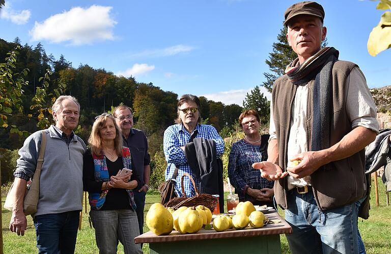 Marius Wittur bestimmte mitgebrachte Quittensorten im neuen Lehrpfad. Marius Wittur bestimmte mitgebrachte Quittensorten im neuen Lehrpfad.