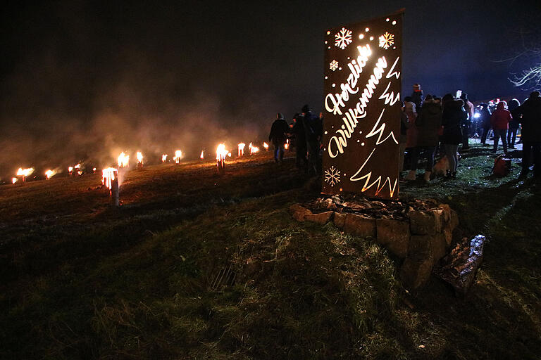 Als Mahnung und zum Protest gegen die Brandrodungen im Regenwald wurde der Berghang am Zugang zum Veranstaltungsgelände mit so genannten 'Schwedenfackeln' bestückt und angezündet.