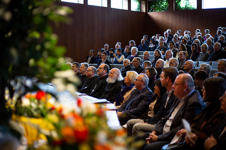 Viele Gäste waren zum Symposium anlässlich des 75. Geburtstags von Pater Anselm Grün in der Abtei Münsterschwarzach gekommen.