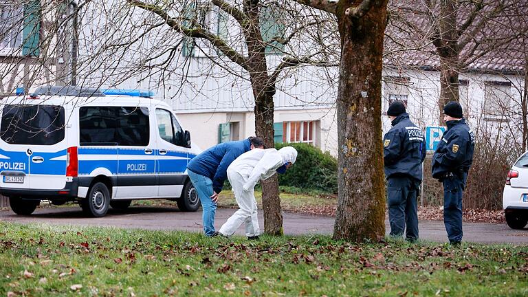 Ermittlungen - Beamte der Spurensicherung sind im Rahmen der Ermittlungen in Michelbach bei Schwäbisch Hall im Einsatz. Ermittlungen - Beamte der Spurensicherung sind im Rahmen der Ermittlungen in Michelbach bei Schwäbisch Hall im Einsatz.