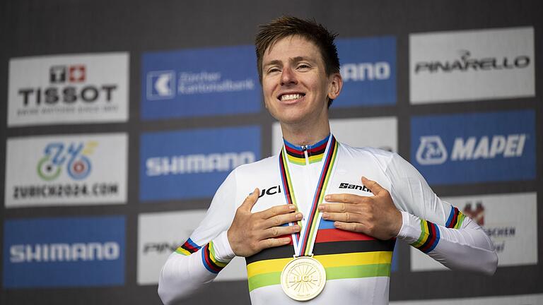 Radsport-WM in Zürich       -  Tadej Pogacar zeigt stolz das Regenbogen-Trikot.