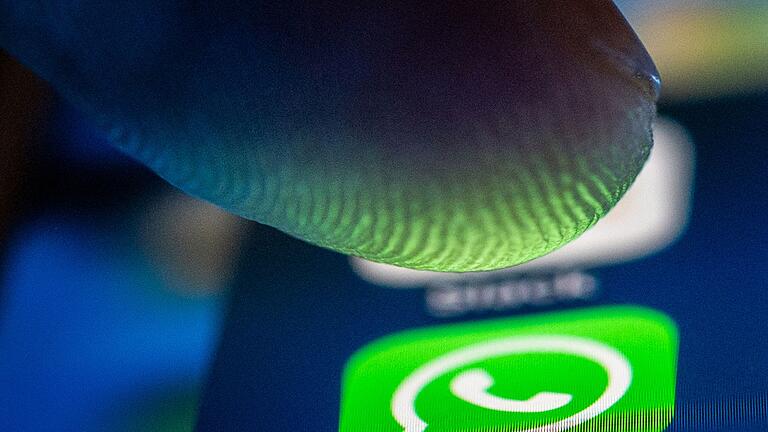 Ein Finger über dem Whatsapp Symbol       -  Neues Update: In Whatsapp-Gruppen lässt sich jetzt gezielt einstellen, bei welchen Nachrichten man informiert werden möchte.