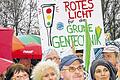 Rote Ampel: Alle Generationen und viele Verbände eint der Kampf gegen den Genmais.