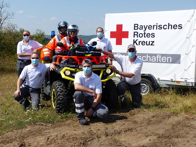Bernd Pfaff (rechts) hatte für die Quad-Aspiranten des BRK einen harten Geländekurs vorbereitet. Vorne Mitte: Fabio Röhner, daneben Max Wittek, Anna Neumann und Andreas Patzelt. Auf dem Quad sitzen (vorne) Sabrina Wiener und Alexander Kortus. Bernd Pfaff (rechts) hatte für die Quad-Aspiranten des BRK einen harten Geländekurs vorbereitet. Vorne Mitte: Fabio Röhner, daneben Max Wittek, Anna Neumann und Andreas Patzelt. Auf dem Quad sitzen (vorne) Sabrina Wiener und Alexander Kortus.