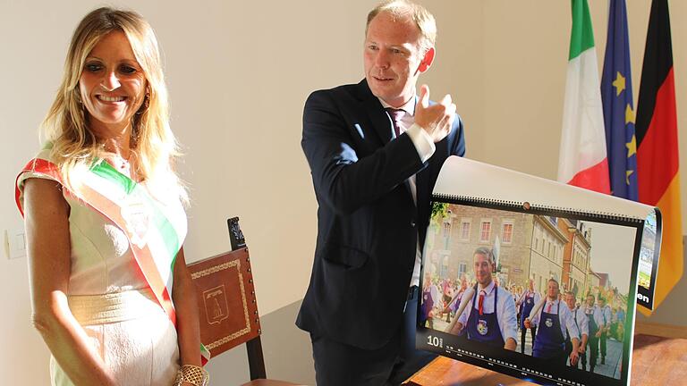 Mit Gastgeschenken bedankte sich Kitzingens OB Stefan Güntner bei seiner italienischen Amtskollegin. Mit dabei: ein Jahreskalender mit Ansichten von Kitzingen. Mit Gastgeschenken bedankte sich Kitzingens OB Stefan Güntner bei seiner italienischen Amtskollegin. Mit dabei: ein Jahreskalender mit Ansichten von Kitzingen.