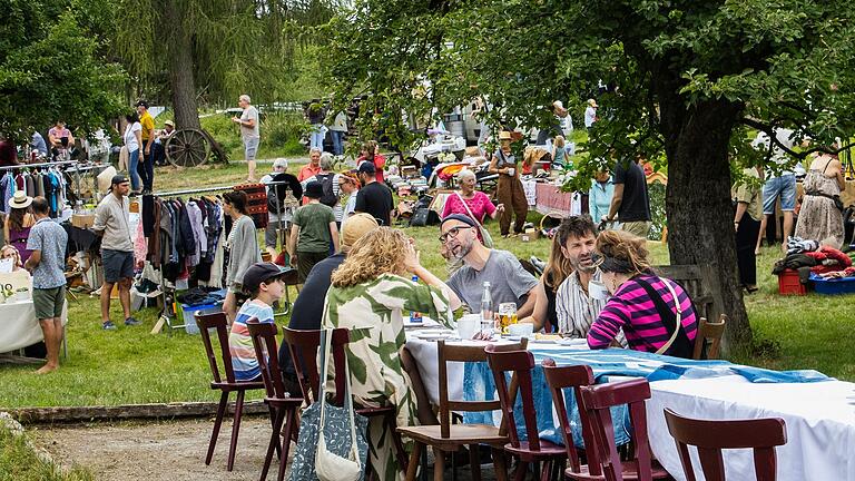 Zum Auftakt von Kukuk gab es Anfang Juli einen bunten Flohmarkt an der Holzmühle. Im August gibt es zwei weitere Termine mit Künstlerinnengesprächen. Zum Auftakt von Kukuk gab es Anfang Juli einen bunten Flohmarkt an der Holzmühle. Im August gibt es zwei weitere Termine mit Künstlerinnengesprächen.