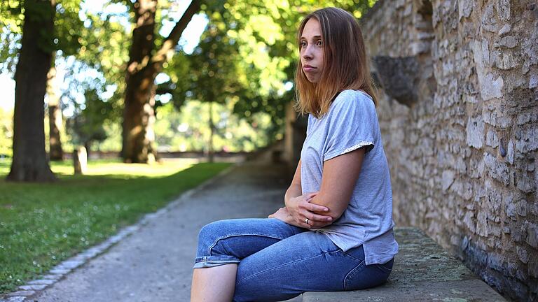 Anna, eine junge Frau aus dem Raum Schweinfurt, wurde im Evangelischen Klinikum Bethel in Biefefeld von einem Assistenzarzt betäubt, vergewaltigt und gefilmt. Fast drei Jahre später erfuhr sie erst davon.