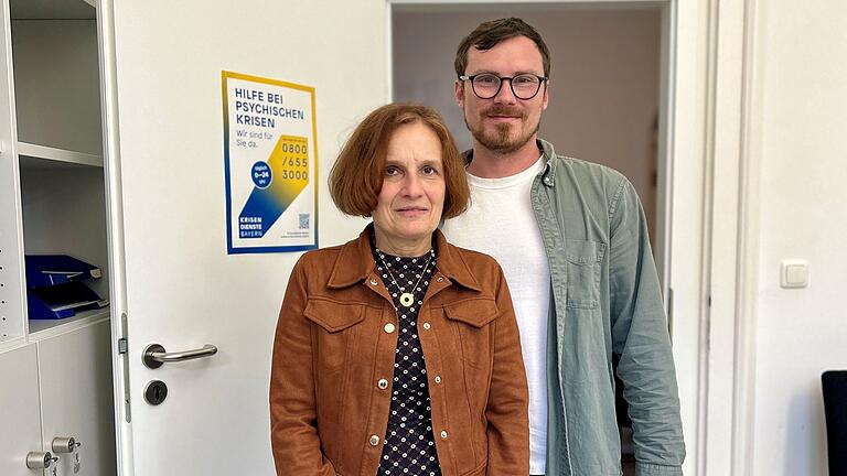 Dr. Simona Kralik, Fachärztin für Psychiatrie und Psychotherapie und ärztliche Leitung des Krisennetzwerks, und Dr. Daniel Kilian, Koordinator Krisennetzwerk beim Bezirk Unterfranken Dr. Simona Kralik, Fachärztin für Psychiatrie und Psychotherapie und ärztliche Leitung des Krisennetzwerks, und Dr. Daniel Kilian, Koordinator Krisennetzwerk beim Bezirk Unterfranken