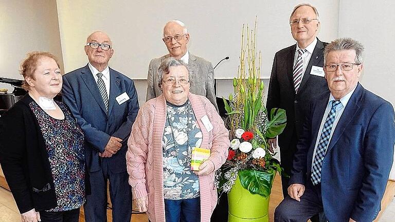 Zwei &bdquo;Urgesteine&ldquo; des katholischen Senioren-Forums in der Mitte: Diakon Alban Türk aus Ochsenfurt und Leopoldine Wiesner aus Bad Kissingen. Links: Diözesanreferentin Claudia Zinggl und Klaus Linsenmeyer. Rechts die beiden Sprecher des Senioren-Forums: Diözesanaltenseelsorger Pfarrer Franz Schmitt und Alfred Frank. Foto: Seniorenforum