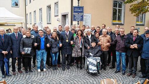 Deutsche und Franzosen Hand in Hand: Viele Vertreter der Partnerstädte Haßfurt und Pierrelatte freuten sich darüber, dass der Platz zwischen dem Oberen Turm und der Post nun den Namen „Pierrelatte-Platz trägt“. Deutsche und Franzosen Hand in Hand: Viele Vertreter der Partnerstädte Haßfurt und Pierrelatte freuten sich darüber, dass der Platz zwischen dem Oberen Turm und der Post nun den Namen „Pierrelatte-Platz trägt“.