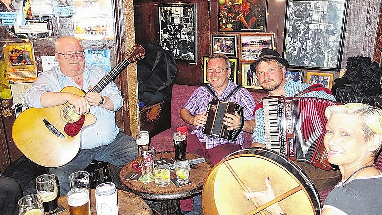 Irische Gemütlichkeit. Im Pub der weltberühmten Dubliners in der irischen Hauptstadt musizierte Frank Schmitt aus Steinach (Zweiter von rechts) zum Abschluss seines Trips in den Norden der Grünen Insel.