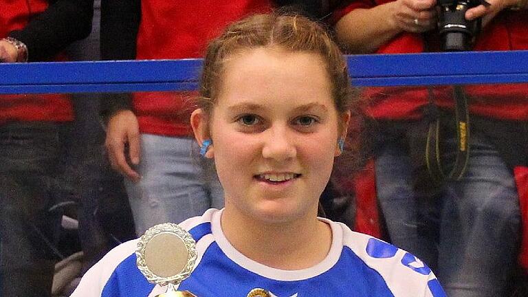 Nele Lutz präsentiert stolz den gerade gewonnenen Nachwuchspokal.