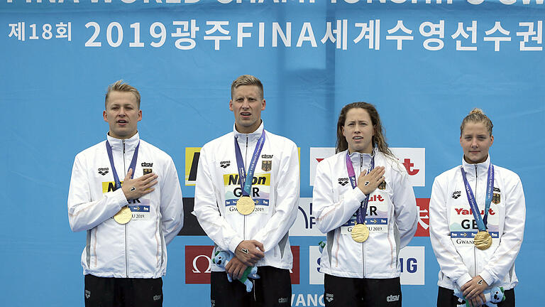 Schwimm-WM 2019 - Weltmeister: Das deutsche Team mit (von links: Rob Muffels, Sören Meißner (SV 05 Würzburg), Sarah Köhler und Lea Boy (SV 05 Würzburg) nach ihrem Sieg in der Staffel. Schwimm-WM 2019 - Weltmeister: Das deutsche Team mit (von links: Rob Muffels, Sören Meißner (SV 05 Würzburg), Sarah Köhler und Lea Boy (SV 05 Würzburg) nach ihrem Sieg in der Staffel.