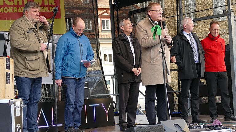 Oberbürgermeister Andreas Starke (Dritter von rechts) trat beim 'Fest der Demokratie' auf. Es war die Veranstaltung gegen den Aufmarsch einer rechten Kleinstpartei in Bamberg. Oberbürgermeister Andreas Starke (Dritter von rechts) trat beim 'Fest der Demokratie' auf. Es war die Veranstaltung gegen den Aufmarsch einer rechten Kleinstpartei in Bamberg.