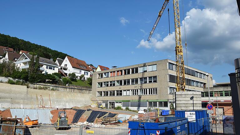 26 Millionen Euro werden ins Friedrich List-Gymnasium in Gemünden investiert (Bild vom Sommer 2020).