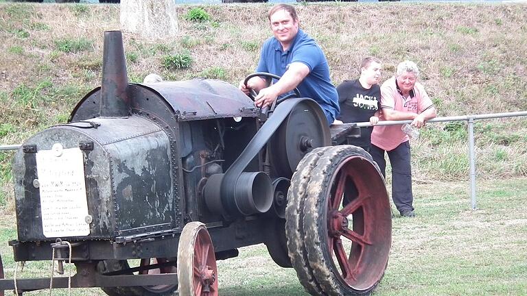 Ein 'Motorpferd' aus dem Jahr 1924 war das älteste Ausstellungsstück beim Oldtimer-Bulldog-Treffen in Kleinsteinach.