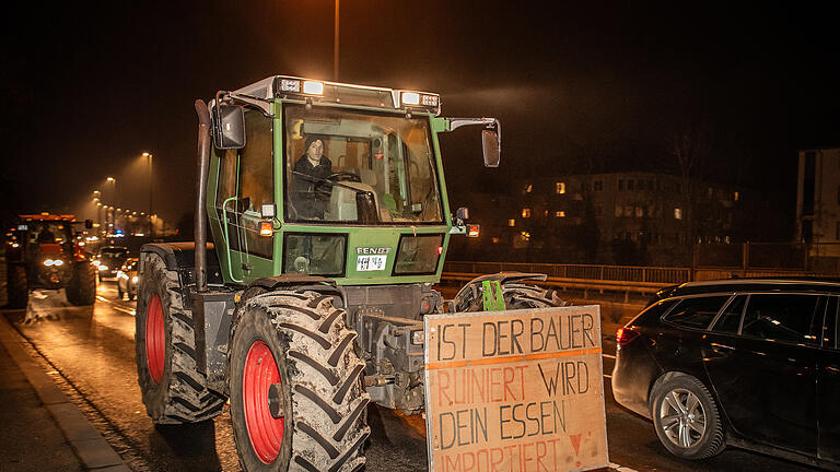Bauern protestieren gegen Ampel-Beschlüsse. Protestzug von ca. 35 Traktoren am Montag 18.12.23 auf der B19 in Würzburg.