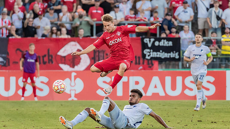 Die Würzburger Kickers verkaufen sich im DFB Pokal am Freitag 16.08.24 gegen die TSG Hoffenheim richtig gut, verlieren dann aber mit 5:7 nach Elfmeterschießen.