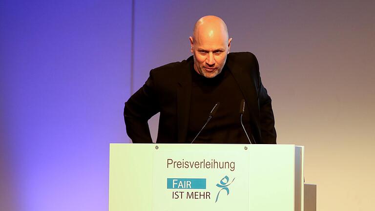 Schwärmte vom Rugby und zeichnete einen Badminton-Spieler aus: Denis Wucherer, Headcoach von Basketball-Bundesligist s.Oliver Würzbug. Schwärmte vom Rugby und zeichnete einen Badminton-Spieler aus: Denis Wucherer, Headcoach von Basketball-Bundesligist s.Oliver Würzbug.