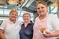 Die drei Damen vom Grill: (von links)&nbsp; Silvia King (geb. Knüpfing), 'Oma' Hedwig Knüpfing und ihre Enkeltochter&nbsp; Charlene King-Demling in ihrem legendären Bratwurststand am Würzburger Marktplatz.&nbsp;