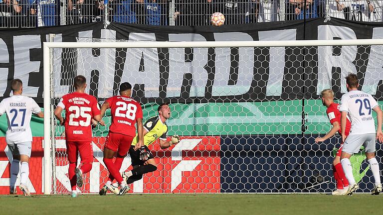 Ist das das Kacktor des Monats August? Würzburgs Innenverteidiger Ebrahim Fahrahnak (Nummer 28) befördert im DFB-Pokalspiel gegen die TSG Hoffenheim den Ball unglücklich zum 1:1 ins eigene Tor.