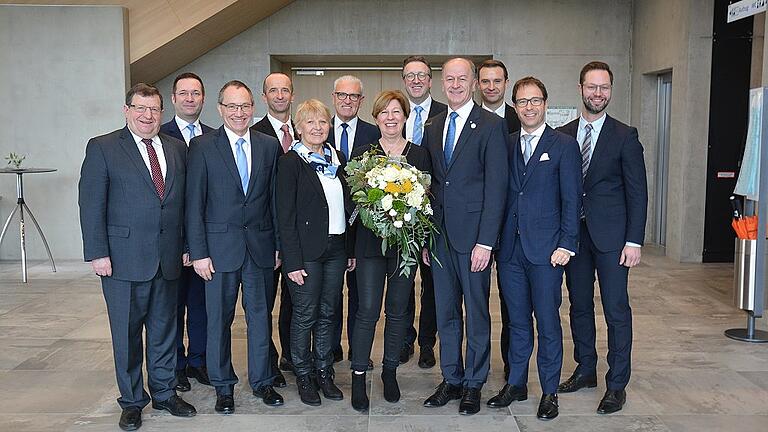 Reiner Türk Verabschiedung       -  Der langjährige Vorstandsvorsitzende der Volksbank Raiffeisenbank Reiner Türk (Vierter von rechts) geht in den Ruhestand. Die besten Wünsche bei der Verabschiedung gab es von (von links) stellvertretendem Landrat Josef Demar, Vorstand Tobias Herzog, dem stellvertretenden Aufsichtsratsvorsitzenden Peter Klett, Andreas Hilfenhaus (DZ-Bank), der Betriebsratsvorsitzenden Birgit Jahn, Bürgermeister Bruno Altrichter, Ehefrau Manuela Türk, dem neuen Vorstandsvorsitzenden Markus Merz, Vorstand Michael Reif, Verbandspräsident Jürgen Gros und dem Aufsichtsratsvorsitzenden Christian Machon.