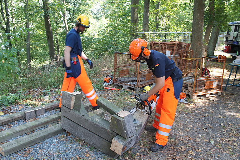 Die noch stabilen Holzbalken werden vom THW für Einsätze oder Übungen wiederverwendet. Die noch stabilen Holzbalken werden vom THW für Einsätze oder Übungen wiederverwendet.