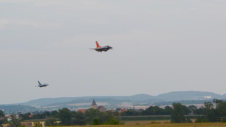 Kampfjets im Modell sah man am Flugplatz Himmelreich bei Merkershausen.