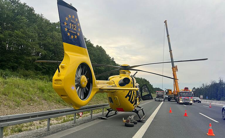 Während vorne der Rettungshubschrauber repariert wurde, stellte hinten ein Autokran den verunglückten Kleintransporter wieder auf. Während vorne der Rettungshubschrauber repariert wurde, stellte hinten ein Autokran den verunglückten Kleintransporter wieder auf.