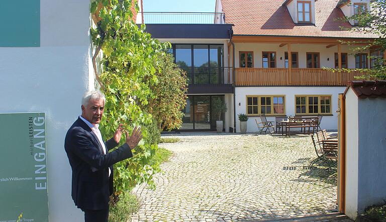 Akademieleiter Michael Leisten steht vor seinem Hof in Laub und erklärt die jüngsten Neuerungen. Akademieleiter Michael Leisten steht vor seinem Hof in Laub und erklärt die jüngsten Neuerungen.