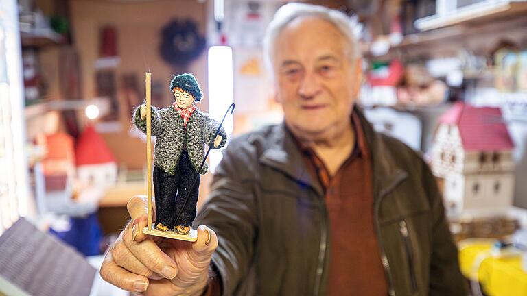 Walter Kestler baut leidenschaftlich gerne Krippen. Hier hält der Haßfurter eine handgemachte Tonfigur in der Hand. Seine Ehefrau hat für die Figur einst die Kleidung gehäkelt.