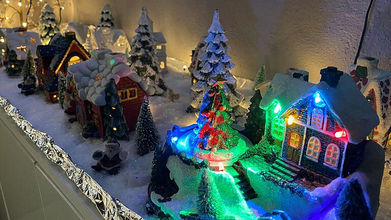 Einige Häuser in Doris Santangelos Wohnzimmer-Winterdorf stammen noch aus dem legendären Mainkaufhaus am Lohrer Marktplatz. Einige Häuser in Doris Santangelos Wohnzimmer-Winterdorf stammen noch aus dem legendären Mainkaufhaus am Lohrer Marktplatz.